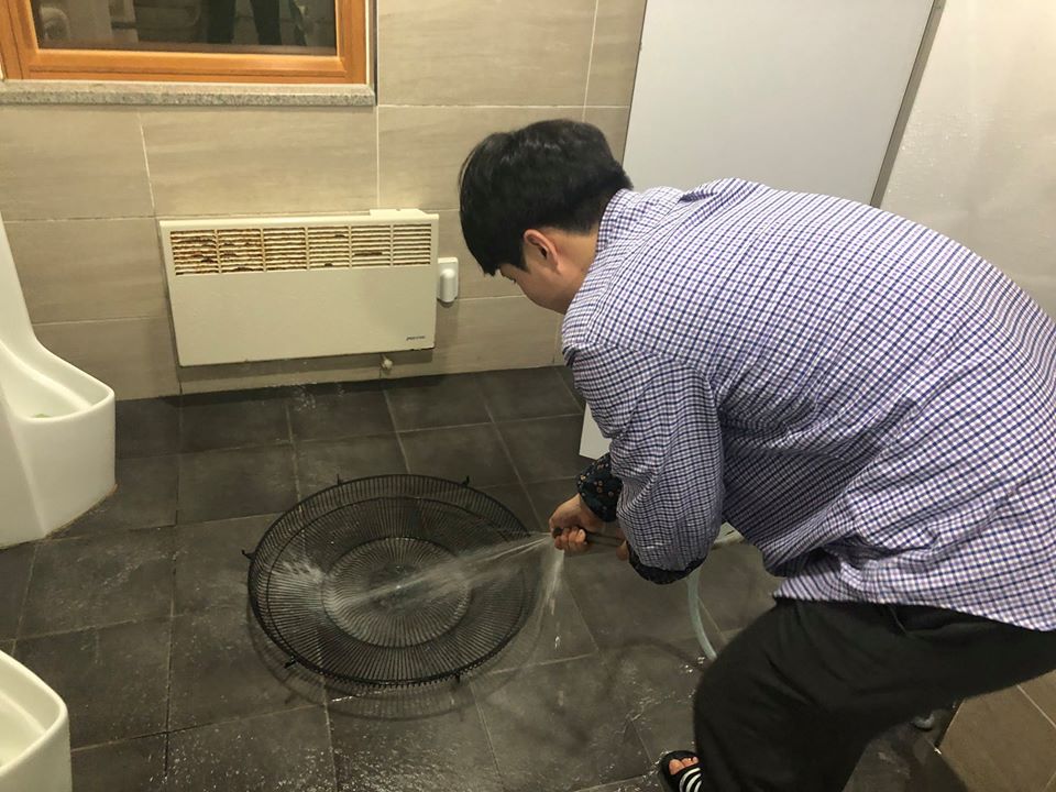 재개관 준비 대형선풍기 세척