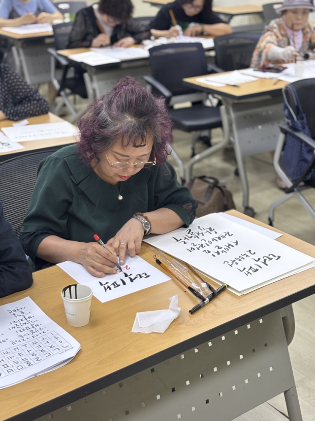 선배시민 자원봉사단 ‘손글씨 나눔 봉사단’ 캘리그라피 피켓 제작 활동(2025. 6. 12.)